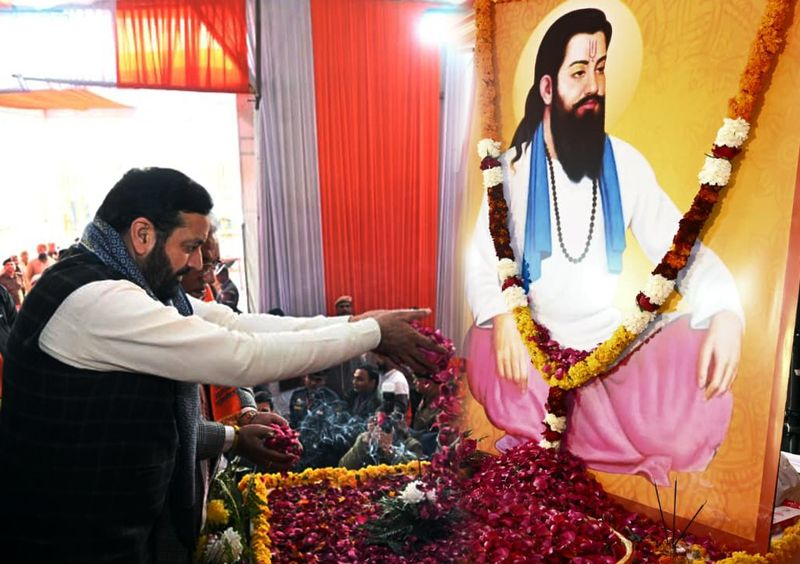 treeni's tweet photo. Are you an SC-ST? Living at a place without ownership? Well, you are now the owner! 

Haryana CM Nayab Singh Saini announced ownership rights for SC/ST families in Kurukshetra.

The policy applies to families living at the same place for over 20 years and was announced at Guru Ravidas’s birth anniversary event.

SC welfare funds will be protected by law.