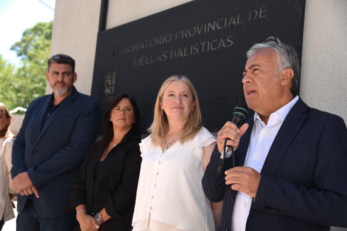 hebesil's tweet photo. Junto al gobernador @alfredocornejo y la ministra de Seguridad y Justicia, @mercedesrus1, pusimos en funcionamiento el Laboratorio Provincial de Huellas Balísticas del @minsegmendoza, una incorporación central al plan de seguridad de la provincia y una decisión concreta para fortalecer la investigación criminal en Mendoza.

Con esta puesta en marcha, Mendoza se convierte en la primera provincia del país, después de la Policía Federal, en contar con un sistema balístico conectado a la red internacional de Interpol. El laboratorio está equipado con tecnología IBIS, la misma que utilizan Estados Unidos, Chile y más de 80 países, y permitirá identificar armas utilizadas en distintos delitos, cruzar información, acelerar investigaciones y mejorar el esclarecimiento de hechos cometidos con armas de fuego. Es más prevención, más eficiencia y más justicia.

Este nuevo laboratorio se suma a una política sostenida de inversión en ciencia forense. Con él, ya son cuatro los laboratorios creados en la provincia. El primero, y el más reconocido, es el Laboratorio de ADN, que depende del Ministerio Público Fiscal y que hoy es el que mayor cantidad de muestras tiene en la Argentina y uno de los más importantes de Latinoamérica, con más de 104.000 registros. Un orgullo por su tecnología y por su enorme aporte al esclarecimiento de delitos y a la prevención.

En 2024 avanzamos con el Laboratorio de Forense Digital, clave en un contexto donde la mayoría de los delitos deja una huella digital y donde tanto la justicia federal como la provincial requieren herramientas modernas para investigar. En 2025 sumamos el Laboratorio de Certificación de Alcoholímetros junto al INTI, fortaleciendo los controles viales y la prevención de accidentes de tránsito.

Ahora, con el Laboratorio Provincial de Huellas Balísticas, damos un salto cualitativo. Hasta hoy, muchos análisis se realizaban de manera casi artesanal. Aun así, ese trabajo permitió esclarecer al menos cuatro homicidios muy emblemáticos en los últimos años. Con esta tecnología y este software, los tiempos se acortan, las pruebas se fortalecen y, como ocurrió en su momento con el ADN, incluso será posible reconstruir hechos del pasado que quedaron impunes.

Con una inversión histórica y un edificio diseñado especialmente para esta función, Mendoza incorpora una herramienta moderna que fortalece a la Policía Científica, amplía la cooperación internacional y eleva los estándares de seguridad en toda la provincia.

Todo esto forma parte de un plan de seguridad que Mendoza viene aplicando con seriedad, planificación y resultados. Los números lo muestran en los delitos violentos y el objetivo es seguir bajando aquellos indicadores que todavía no nos conforman, sumando tecnología, información y prevención.

Invertir en tecnología, infraestructura y profesionalización es cuidar a los mendocinos. Es una decisión política clara y una política de seguridad con resultados concretos.