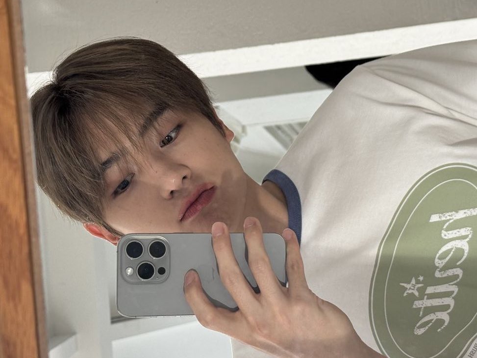 hyunjaesprite's tweet photo. mirror selfie connoisseur 💟 https://t.co/XWLb9iTd0c