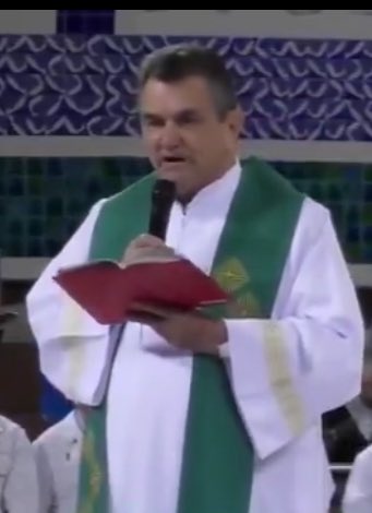 cassioolivveira's tweet image. 🚨SENTIU! Nikolas Ferreira respondeu o padre que falou umas verdades sobre a caminada fake dele até Brasília.