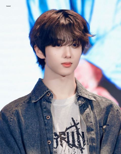 AboutMusicYT's tweet photo. TXT's Taehyun and NCT's Jisung were both born on the same date, 05/02/2002. https://t.co/CVzBwo8Eqs