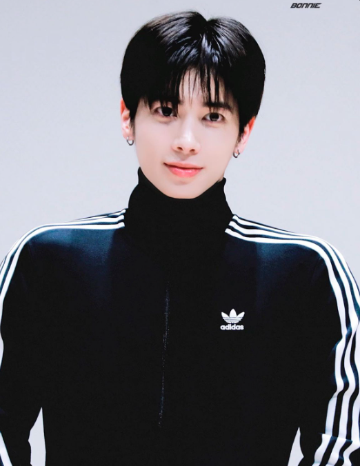AboutMusicYT's tweet photo. TXT's Taehyun and NCT's Jisung were both born on the same date, 05/02/2002. https://t.co/CVzBwo8Eqs