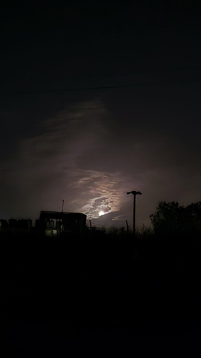 Bu gece edilen dualar sadece dilek değil, teslimiyettir.
Teslimiyet; kontrol etmeyi, zorlamayı bırakıp, kalpteki korkuları Allah'a emanet etmek ve sürece güvenmek demektir.
#hayırlı_kandiller
