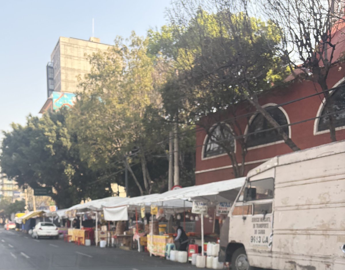 Que padrisimo que <a href="/BJAlcaldia/">Alcaldía de Benito Juárez</a> permita la instalación de una feria en la ciclovía de avenida Revolución, total el ciclista no importa, verdad <a href="/LuisMendozaBJ/">Luis Mendoza Acevedo</a>