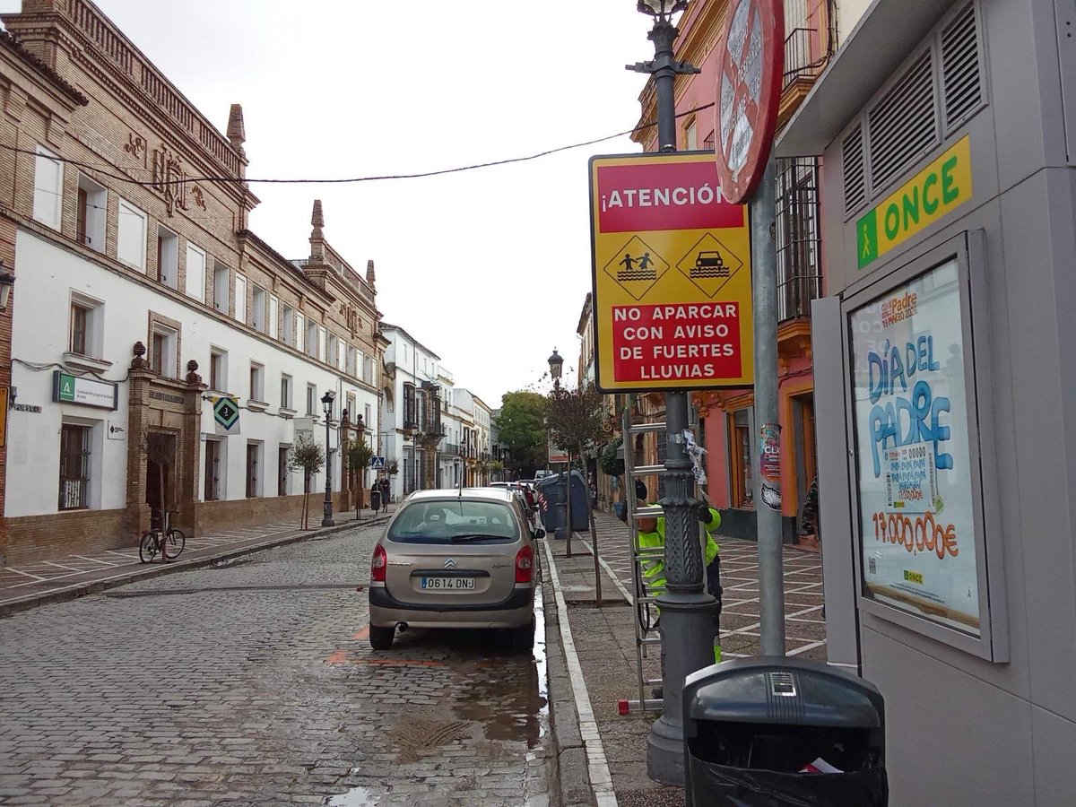 ⛈️🌬️Ante los avisos por fuertes lluvias de AEMET, hemos señalizado calles y pasos inferiores inundables de Jerez.

🚨Estas señales sirven para prevenir daños y garantizar la seguridad de peatones y vehículos cuando se producen episodios de lluvia intensa.