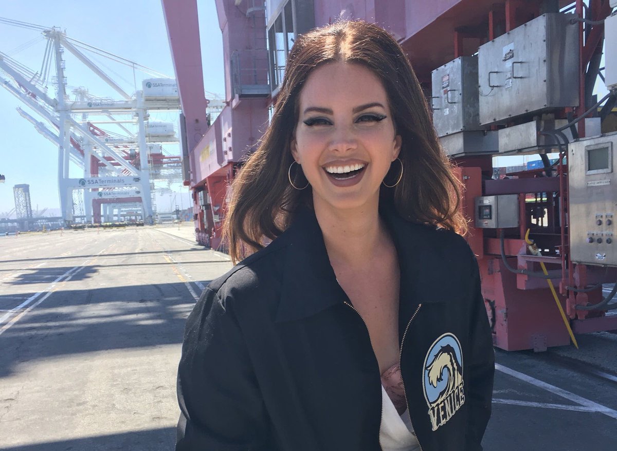 MedienfuzziShow's tweet image. Eilmeldung – Die rechtsgerichtete Pop-Sängerin Lana Del Rey äußerte sich zu den gestrigen Grammy Awards: „Ich bin nicht hingegangen, weil ich nicht mit diesen selbstgefälligen Promis in Verbindung gebracht werden will. Sie halten einem Vorträge, während sie in ihren goldenen…