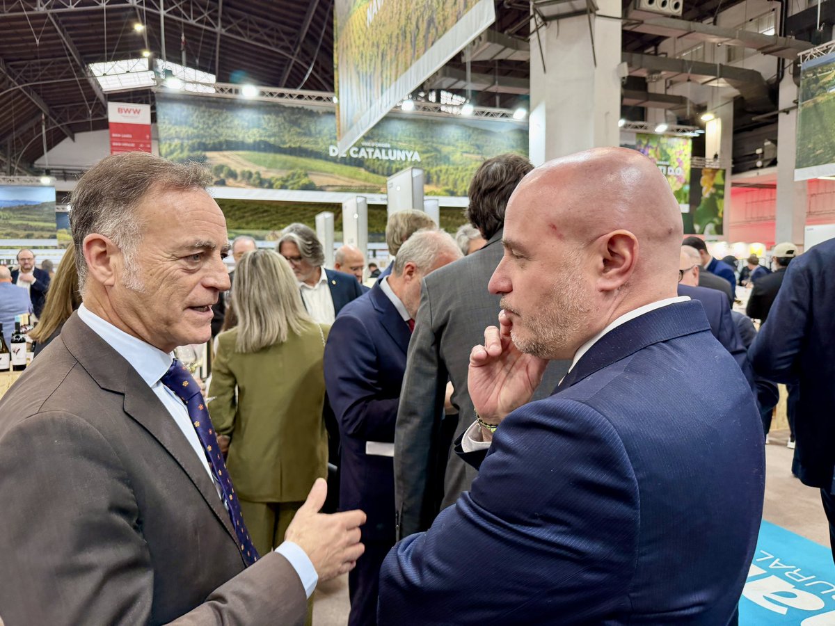 carlosprietogo's tweet photo. Junto al ministro de @gobmapa, @LuisPlanas, y el conseller de @agriculturacat, @oscarordeig, damos inicio en Barcelona a la 6a edición de @bcnwineweek, el gran escaparate del vino español de calidad.

Un sector clave para la economía, el empleo y la proyección internacional de nuestro país, con más de 1.300 bodegas, 90 Denominaciones de Origen y miles de oportunidades de negocio hasta el 4 de febrero en @Fira_Barcelona.

Un evento que muestra la fuerza de una industria estratégica, innovadora y profundamente ligada al territorio y a nuestra cultura como la vitivinícola.