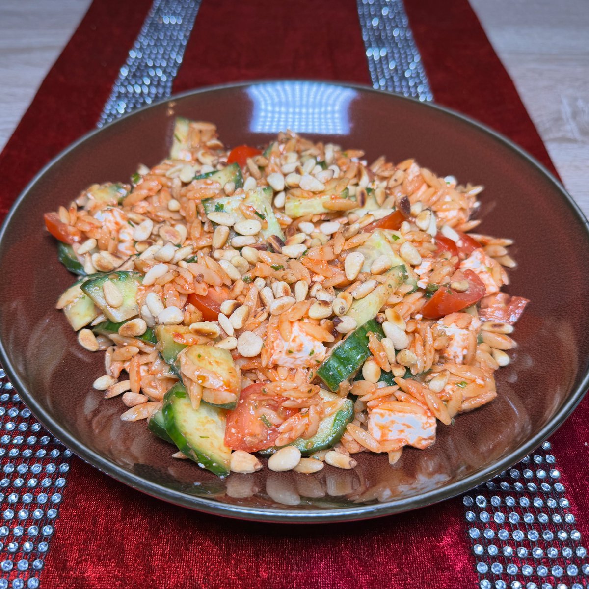 Reisnudeln mit Feta, Gurke, Tomaten und Pinienkernen 😊😋: youtu.be/Qa1yNyIALwA?si… 
#schnellesrezept #reisnudeln #feta