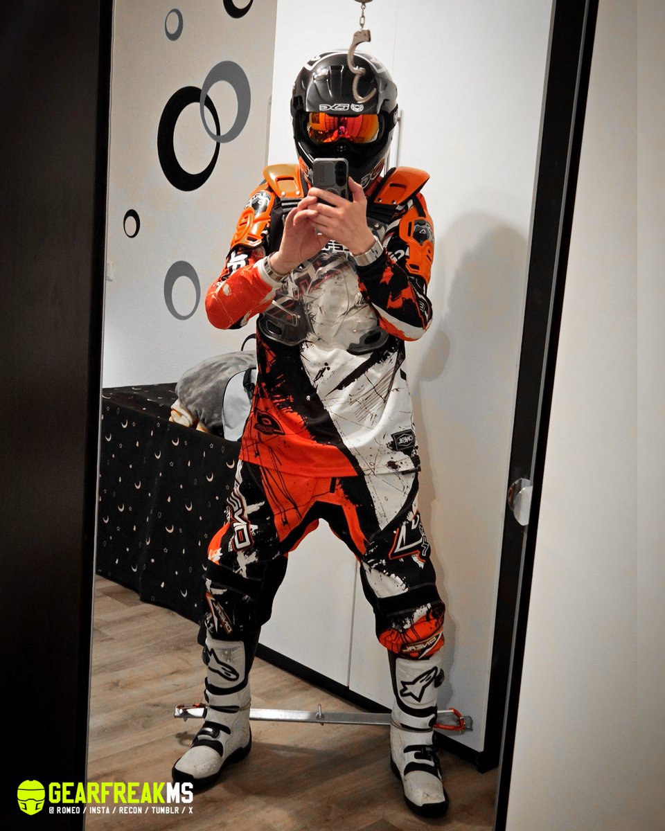 GearFreakMS's tweet photo. Had a nice time in my motocross gear 🔗🔒
.
.
#motocrossgear #motocrossfetish #protectionfetish #gearfetish #gearfreak https://t.co/5YJzR4sAmi
