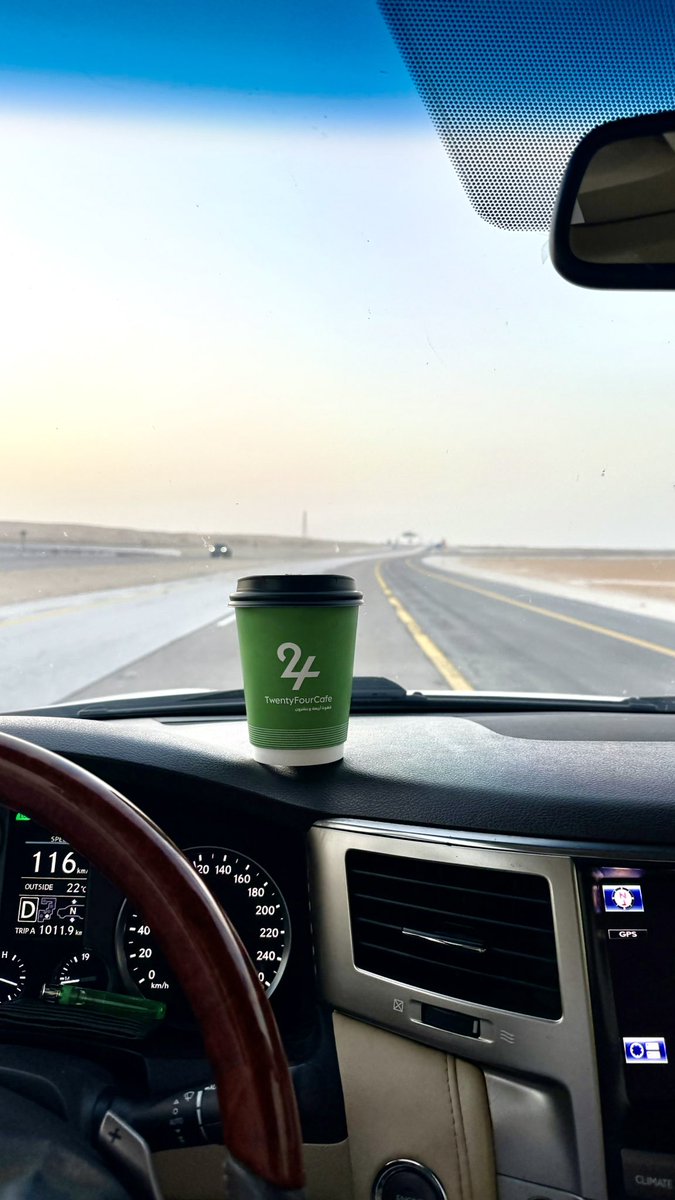 على ما بيني و بينك من الإحباط و الإفلاس
أشوفك في محطات السفر ترحالي و حلّي