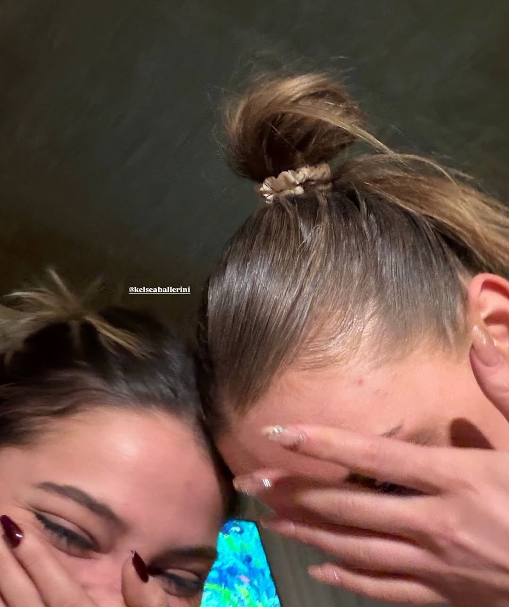 📲 | Madelyn Cline junto a Kelsea Ballerini via Instagram Stories.