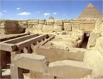 PeterBrandEgypt's tweet photo. This is the Valley temple of Khafre's pyramid to the left of the Sphinx temple #Khafre https://t.co/8opKL4IwNC