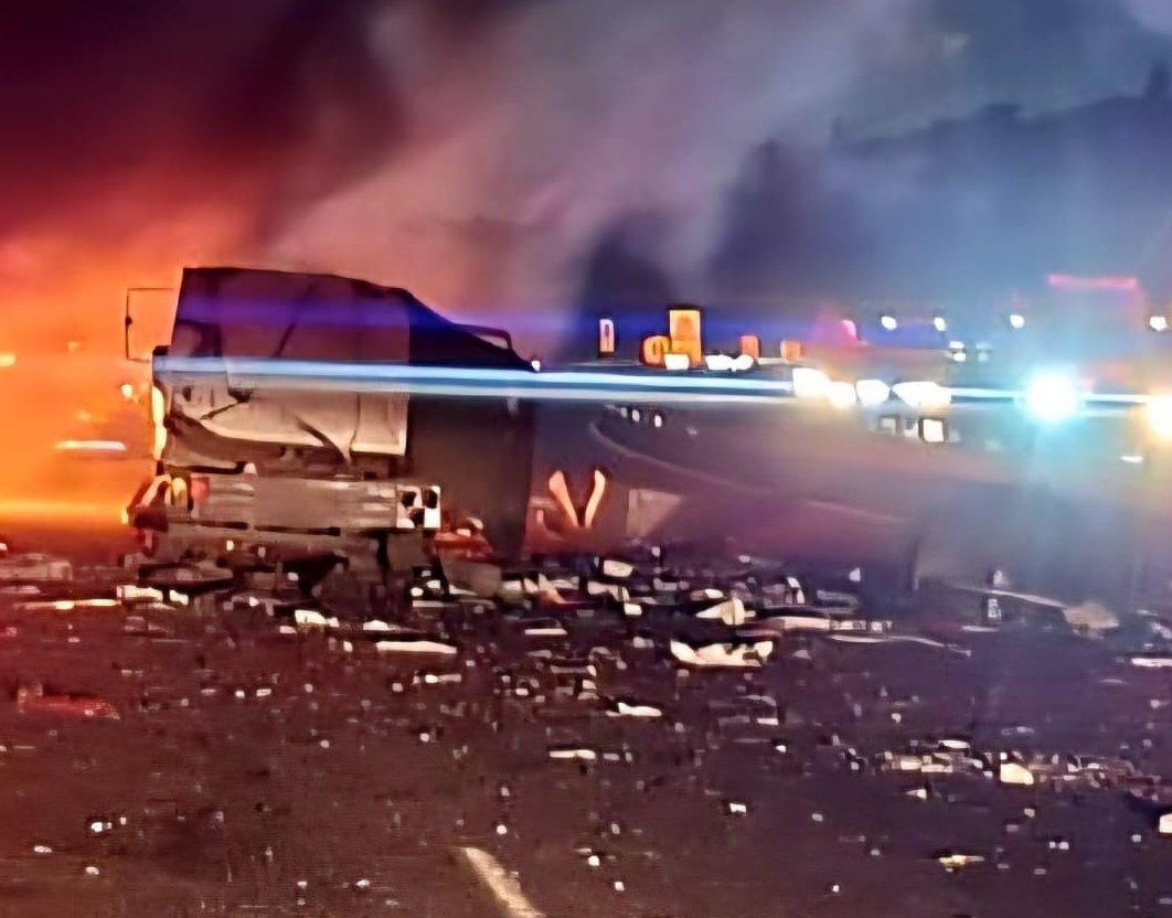 ALS Paramedics are currently on the scene where a CIT vehicle has been robbed and blown up by Criminals on the N2 North Bound near Chesterville. Currently, looting is in progress. 
#BreakingNews #CITHeist #N2Crash #KwaZuluNatal #Chesterville
Read on: tinyurl.com/253n6d7c
📷ALS