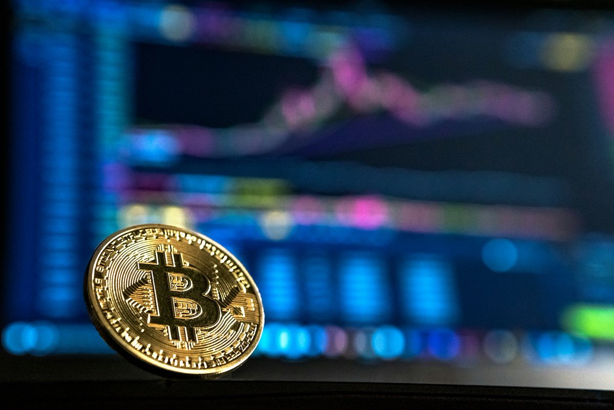 CoinMarketCap's tweet photo. LATEST: 📊 The average Bitcoin ETF investor is now underwater following two weeks of massive outflows and BTC dropping below the average cost basis, according to Galaxy research head Alex Thorn. https://t.co/ZzEkmrrNdi