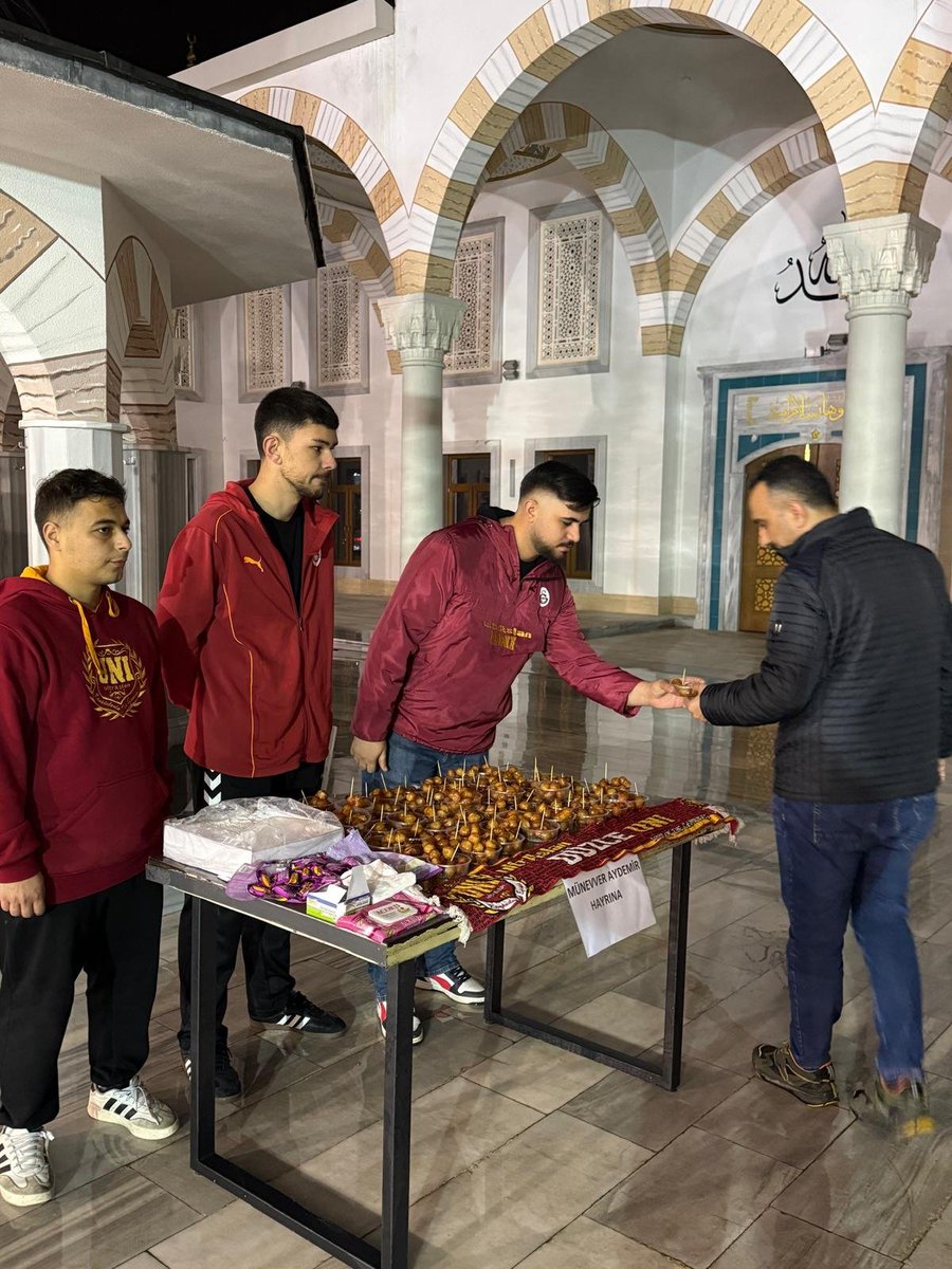 Oluşumumuzun başkanı Yavuz Baykal’ın anneannesi, merhume Münevver Aydemir’in vefatı dolayısıyla hayır lokması dağıttık.

Bu vesileyle kendisine Allah’tan rahmet, yakınlarına sabır diliyoruz.

#ultrAslanUNI
