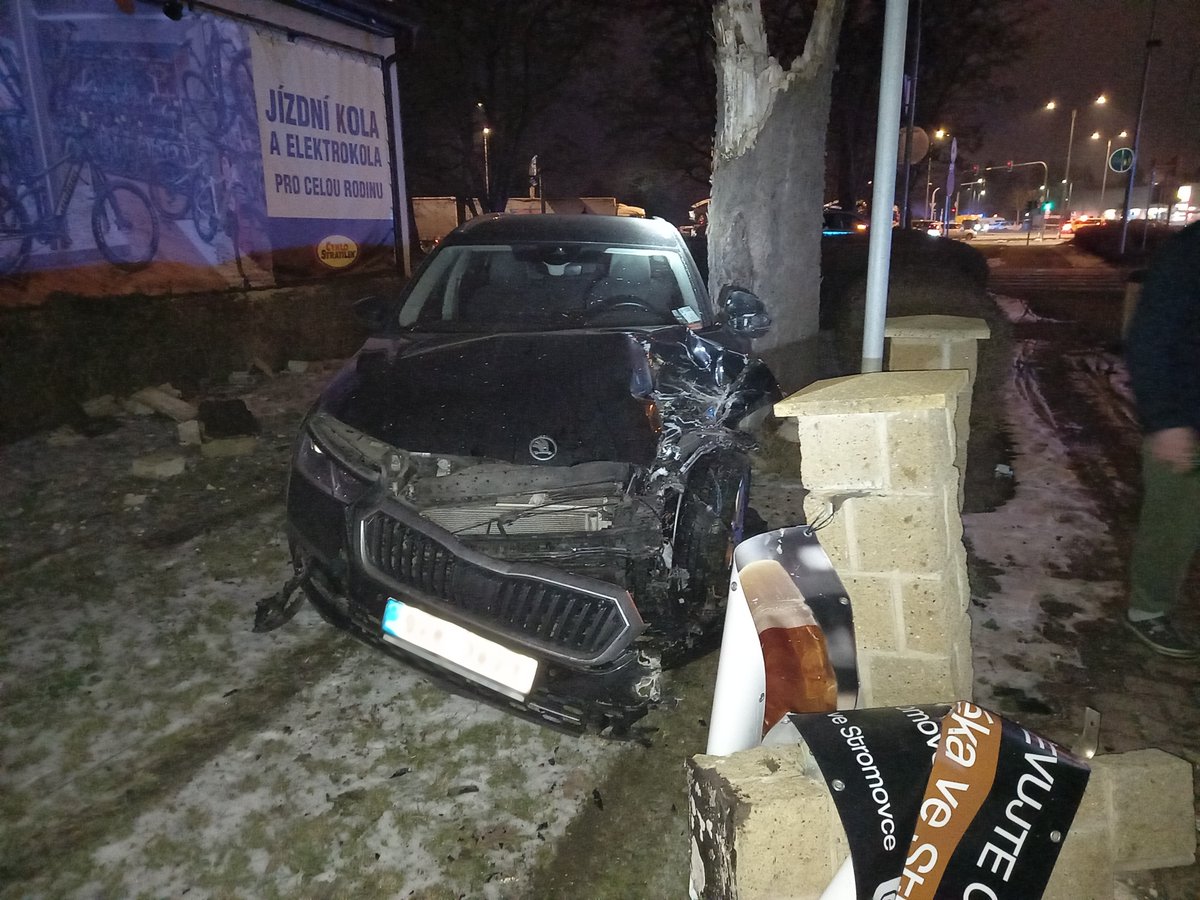 hzskhk's tweet photo. Při nehodě autobusu a 5 vozidel na křižovatce ulic Víta Nejedlého a Kladská v Hradci Králové byl zraněn řidič autobusu. Ostatní osoby vyvázly bez zranění. Místem projíždějte s opatrností, dbejte pokynů @PolicieCZ. https://t.co/pYDXjnxL8P