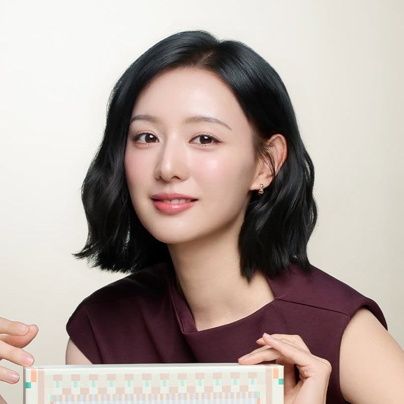 아.... 단발 김지원 행보 ㅈㄴ퀸름답다
새해 첫날되자마자 연기대상 생방송으로 단발폼 최초공개 하시고 새 드라마 티저로 버석단발 연이어 공개, 이후 한달내내 빠순이들 손톱물어뜯게하더니 갑자기 웨이브 가미된 씹존예 광고까지 공개됨
2026년 됐다 됐어요 김지원 단발 진짜됐어요