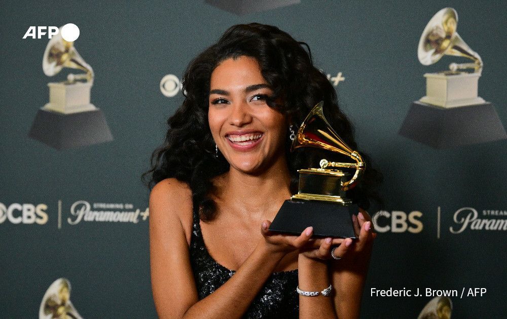 galgotiastimes's tweet photo. British singer-songwriter Olivia Dean, who topped charts domestically and internationally with her hit song "Man I Need," won the Grammy Award for Best New Artist on Sunday.

She beat out several other nominees, including "Ordinary" singer Alex Warren, girl group Catseye, TikTok dancer-turned-singer Addison Rae, The Marías, Somber, Lola Young, and Leon Thomas...

#GRAMMY #GRAMMYs2026 #GrammyAwards2026 #GrammyAwards #OliviaDean @oliviadeanbr @oliviadeandata @OliviaDeanStats