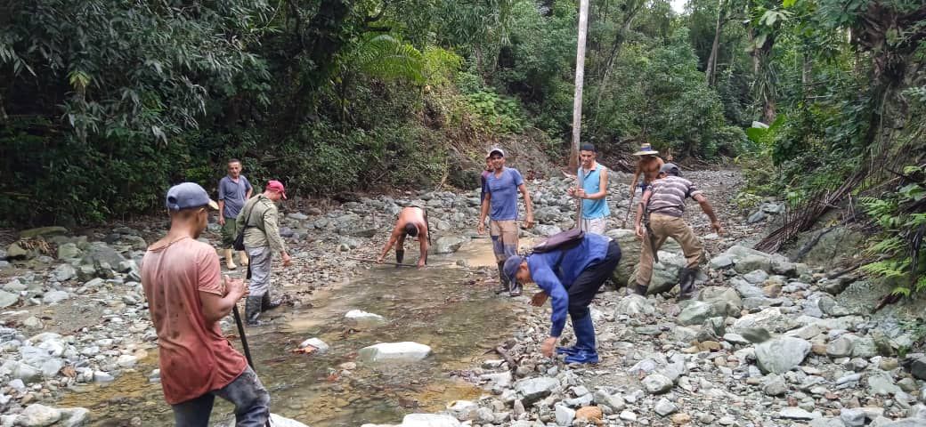 #Cuba Pobladores de las comunidades intramontanas de Arroyo de Carlos y Najesial realizan trabajo de acondicionamientos de caminos vecinales. #CubaEstáFirme