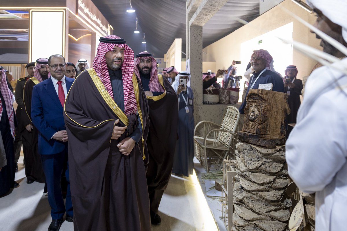 سمو #أمير_الحدود_الشمالية يطلع على أجنحة وفعاليات مهرجان الصقور .

spa.gov.sa/N2503158