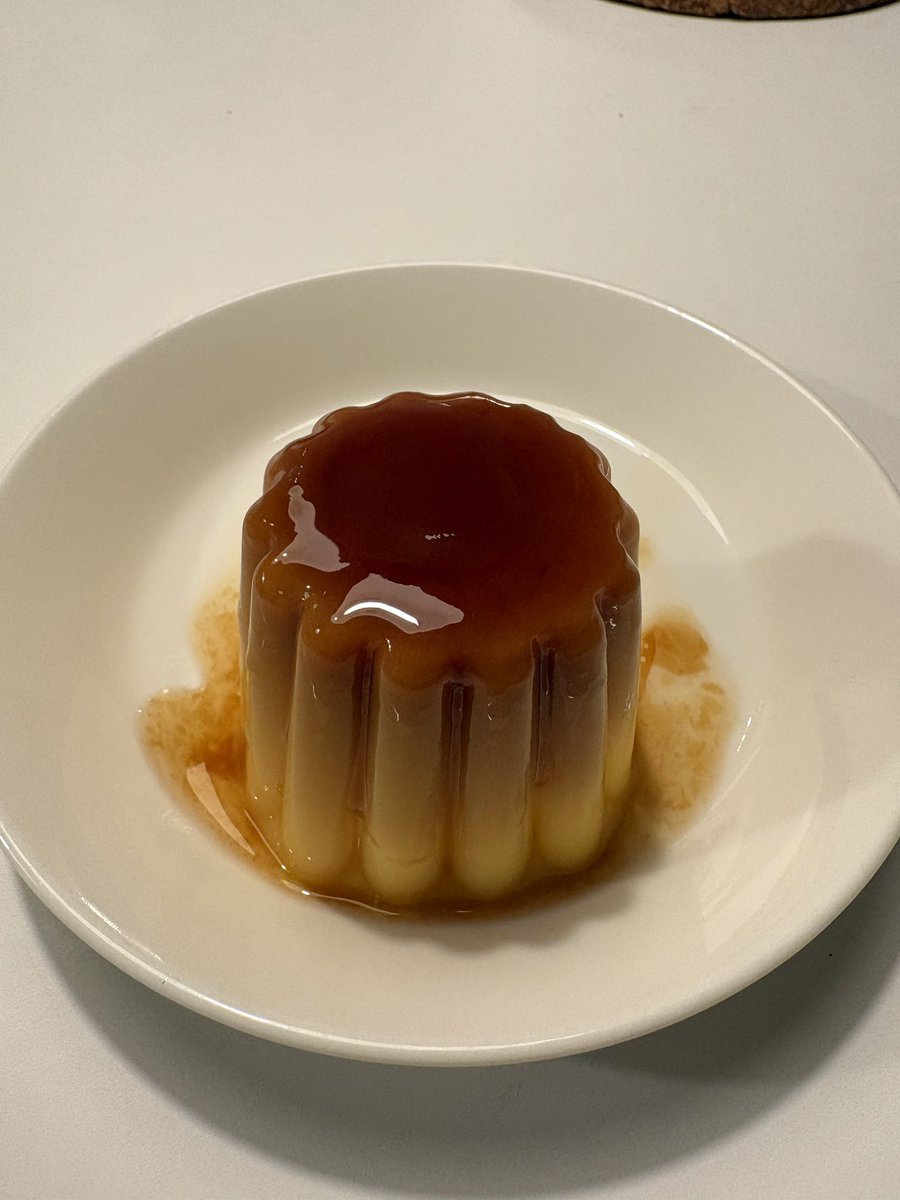 ChallengingPapp's tweet image. 【北欧サラリーマンの呟き】
大好きなLidelのプリン🍮

いつも最後にギザギザの縁にプリンが残ってしまい、意地で食べていたけど…これ、プッチンプリンだったんだ😇

あぁ、今までに掬い取れなかったプリンよ、ごめん🙇