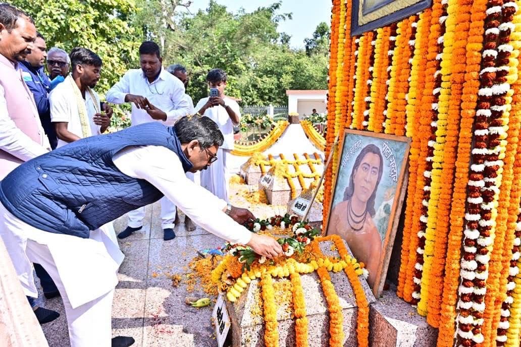 sabitamahatoJMM's tweet photo. मुख्यमंत्री श्री हेमंत सोरेन संग टोटो प्रखंड के सेरेंगसिया शहीद स्मारक पर पहुँचकर अमर वीर शहीदों को श्रद्धांजलि अर्पित की। सेरेंगसिया घाटी में बनाए गए इस स्मारक पर आदिवासी लड़ाकों की बहादुरी और शहादत की दास्तान दर्ज है। यह स्थान हमारे वीरों के साहस और बलिदान की याद दिलाता है और प���रेरणा देता है।

@HemantSorenJMM 
@JmmJharkhand 
@JmmRanchi_ 
@JobaMajhi 
@SanjibSardar46 

#Jharkhand #JMM #HemantSoren #JharkhandMuktiMorcha