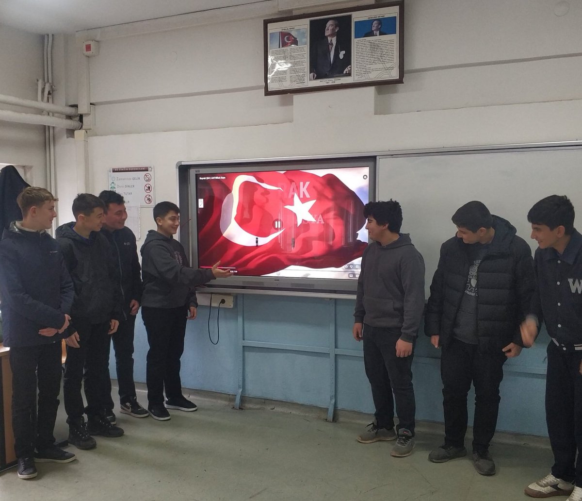 iznikEMTAL's tweet photo. Okulumuzda ilk dersimizde;millet olmanın ortak sembolü olan bayrağımıza duyduğumuz sevgiyi ve sorumluluğu bir kez daha yüreklerimize nakşediyoruz. https://t.co/G56SzckMZj