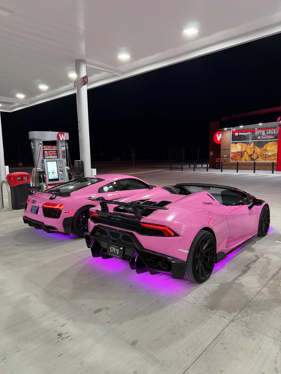 TheAutoHub's tweet image. Pink wrap does look nice