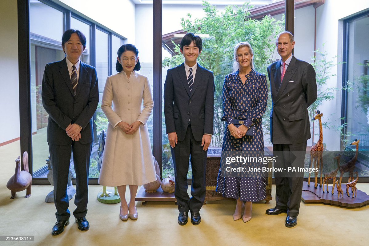 kusuno_k1's tweet image. ソフィー妃が「悠仁さまを真ん中に」と提案されました
悠仁さまは、エドワード王子と秋篠宮さまと同じくらいの身長です

エディンバラ公爵ご夫妻、カメラマンさんに大感謝🫶
悠仁さまは160センチと言い張ってるｱﾀｵｶ反日左翼は元気かしら😆