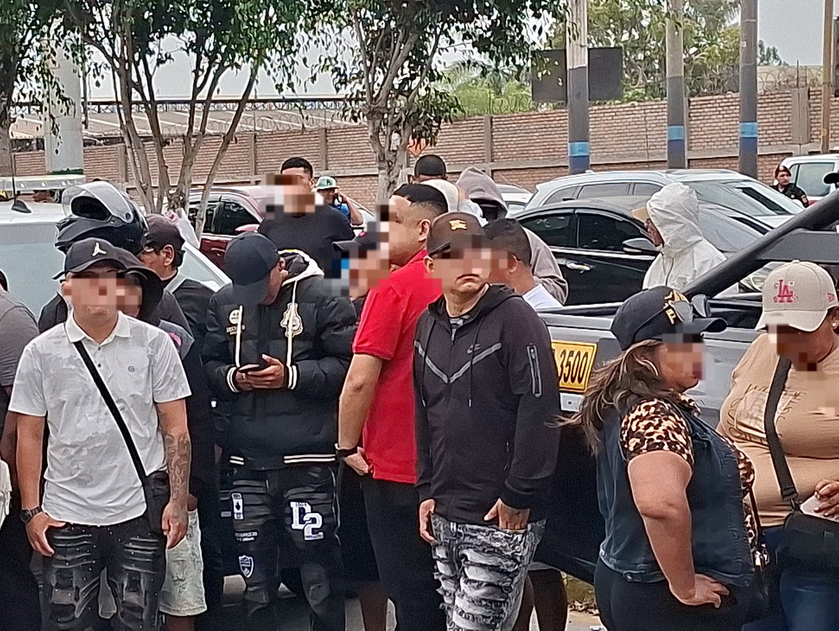 OmarCoca_'s tweet photo. Ella es la #fanática de #CiroCastillo que me #agredió en dos oportunidades mientras narraba actitudes delictivas fuera del #GoreCallao. Esta es la gente que sigue #exprófugo de la justicia, quien trató de retomar sus funciones como #gobernador y sigue siendo investigado... https://t.co/exjJOvxAeZ