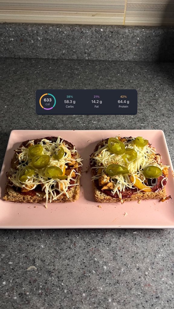 كانت النية بيتزا ب ٦٠ ج بروتين 
بس طلعت ب ٦٥ ج بروووووتين 🤞🏻

وربي شي مجنون ياجماعه ولذاذه مو طبيعي
تُعتمد لرمضان بأذن الله 🍕🌶️🧀🔥
الطريقة :ALT