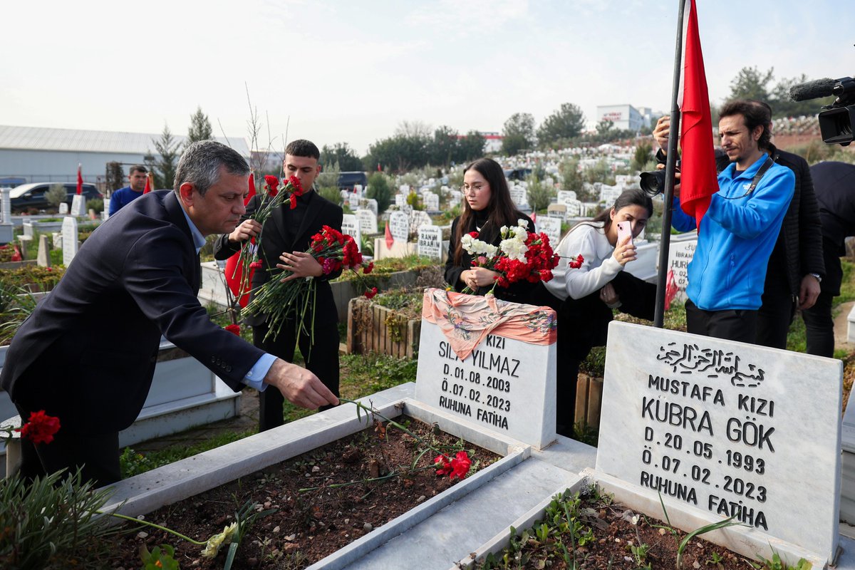 eczozgurozel's tweet photo. Bu hafta deprem bölgesindeyiz.

Güne Osmaniye İl Başkanlığımızın önünde toplanan hemşehrilerimizle kucaklaşarak başladık.

Bu mübarek kandil gününde, Deprem Şehitleri Mezarlığı’nda kaybettiğimiz canları dualarla andık.

Konteyner kentte yaşamın nasıl sürdüğünü bir kez daha yerinde gördük. “Üç yıl oldu, artık dertlerimiz bitsin istiyorum” diyen gözlerin içine baktık.

Ardından Gaziantep Nurdağı’nda konteynerde siyaset yapan yol arkadaşlarımızla buluştuk.

Konteyner kentte, esnafla, ailelerle konuştuk. Bir teyzemin selamında, bir çocuğun gülüşünde, “normal hayata dönme” isteğini gördük.

Günün sonunda İslahiye’de acılı ailelerle anma programında bir araya geldik.

Dualarımız da, mücadele sözümüz de onlar için.

Biz, geçici denilen çözümlerin kalıcı yaralara dönüşmemesi için buradayız.