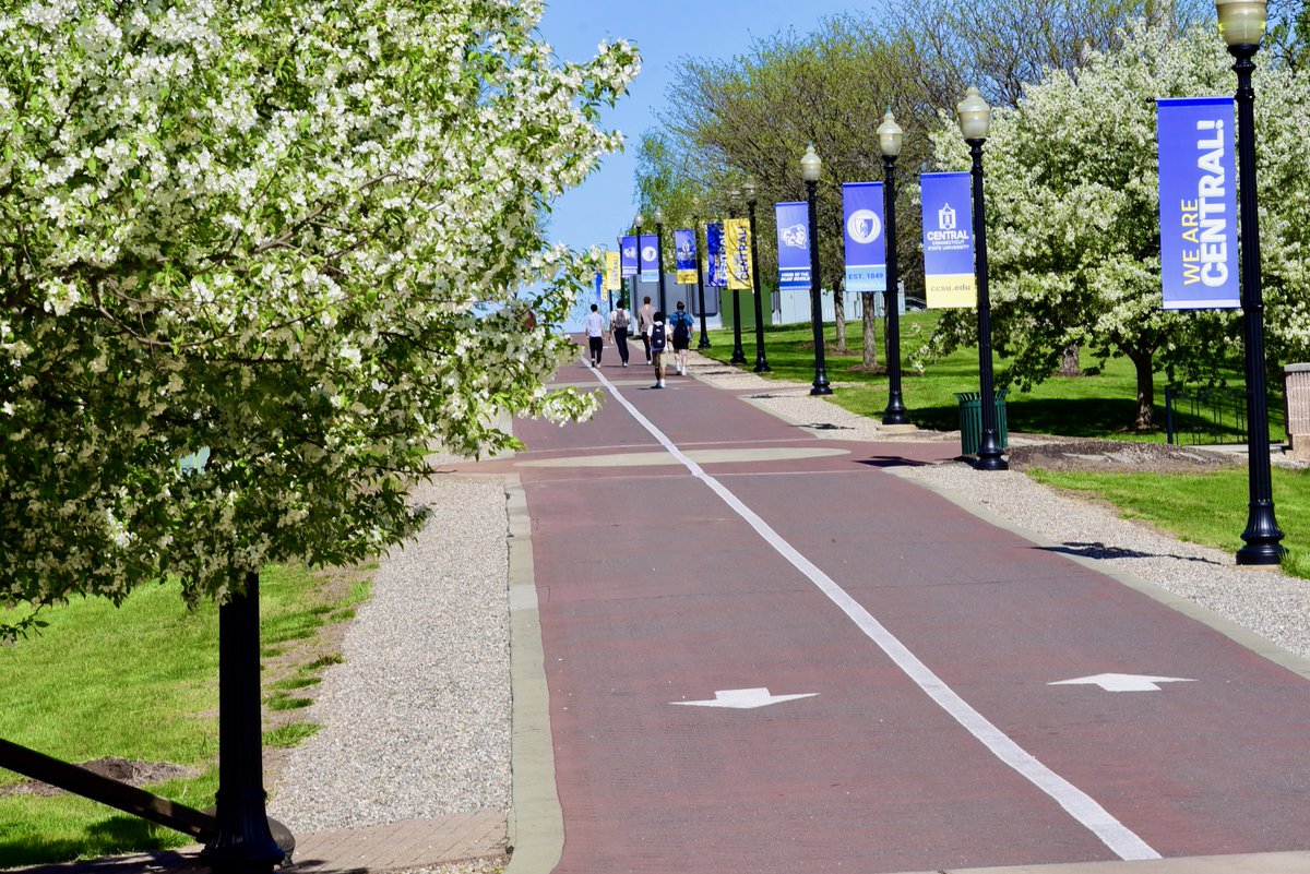 CCSU's tweet image. The  ground hog may have spoken, but we're manifesting warmer weather anyway💙🔱

#WeAreCentral #groundhogday