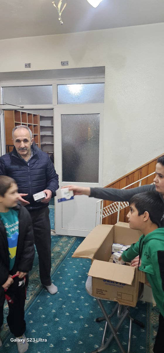 Berat Kandili dolayısıyla mahallelerimizdeki camilerimizde, ibadetlerini eda eden hemşerilerimize kandil simidi ikramında bulunduk.
Bu mübarek gecenin birlik, beraberlik ve huzura vesile olmasını diliyor; tüm hemşerilerimizin bu vesileyle tekrar Berat Kandili’ni tebrik ediyoruz.