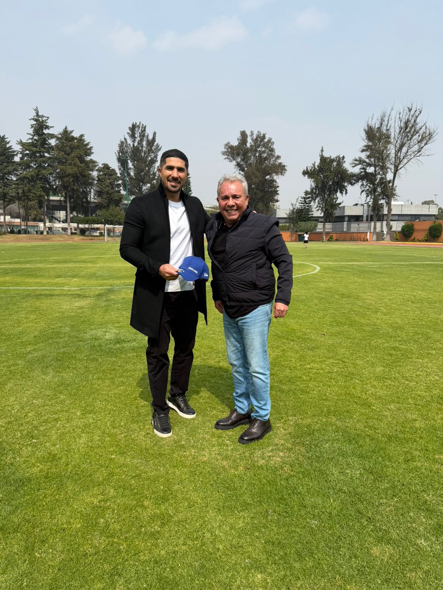FSTSEmx's tweet image. ¡Qué gran mañana en el Deportivo de los Trabajadores del @SntsaMX! ⚽️

El exjugador @jairpereira16 nos visitó y compartió momentos increíbles con los compañeros de la Sección 93 y nuestro presidente de #FSTSE @GarciaAyalaM.

 Buena vibra, pláticas futboleras y la icónica foto con…