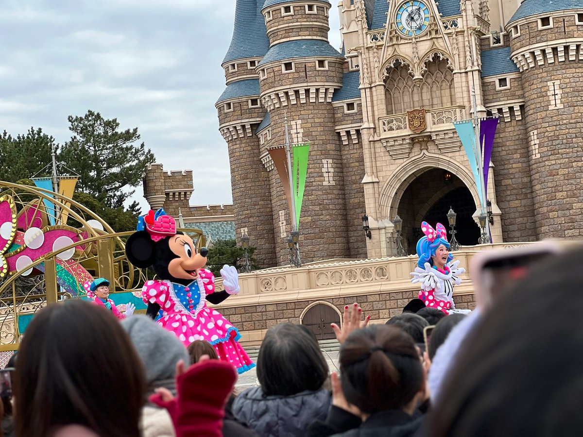 kiwo_3's tweet photo. ミニーちゃんはアイドルでした🎀

城前かなり贅沢にパレードしてくれた( *´艸｀)

朝4:30には出て並ばないと、DPA課金席でも取れないという。抽選とかにしてほしいけど難しいのだろうな。。 https://t.co/xX7FkkVfcu