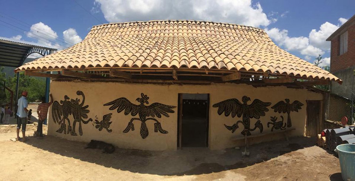 Santa Ma. de Cocos 
La combinación de madera, tierra y trabajo comunitario construye un espacio que refleja el proceso tanto como el resultado.