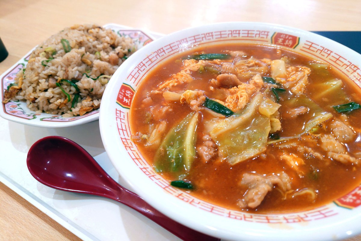 ADDdenshi's tweet photo. かなり寒いので、熱くて辛いのが食べたいと思い王将の豚辛ラーメンセットにしました

チャーハンがかなり多かったです。さすが王将。
#出張族 https://t.co/FROngi3ze5