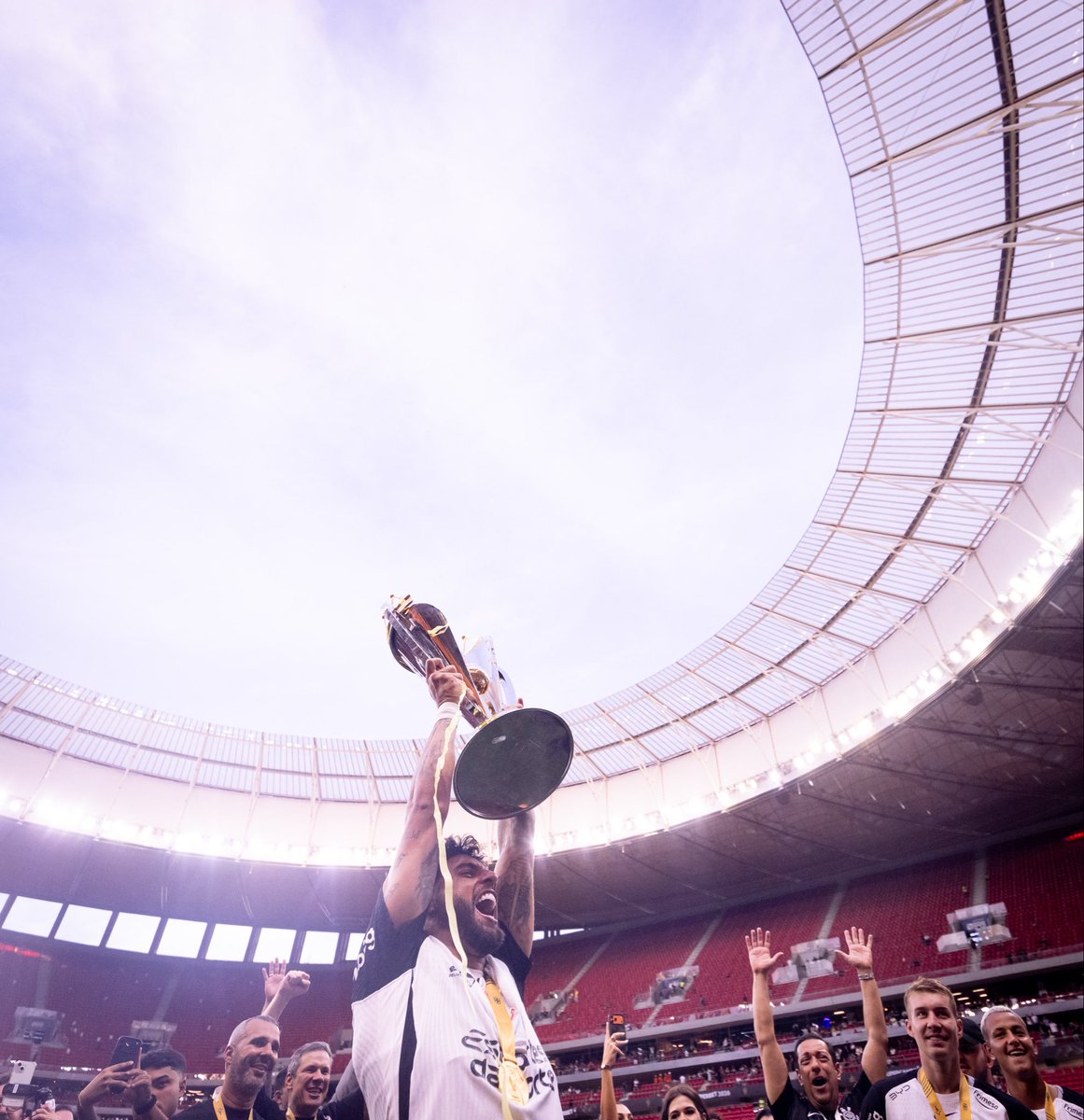 Corinthians's tweet photo. COMEMORA, MEU 9️⃣! 

📸 Rodrigo Coca / Corinthians 

#SuperBicampeão
#VaiCorinthians https://t.co/gtTBeyazYT