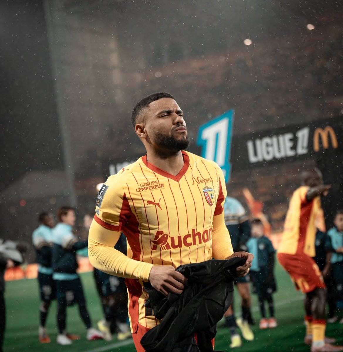 Maxdinfos's tweet photo. Lens continue de prendre des points avec un Udol en feu🔥, le PSG bat le #RCSA en étant peu convaincant. L'#OM bute face au #PFC de Kebbal et l'#OL qui continue sa série exceptionnelle revenant à hauteur des Marseillais. La fin de saison en #Ligue1 s'annonce bouillante🇫🇷. https://t.co/53u1sVhh9g