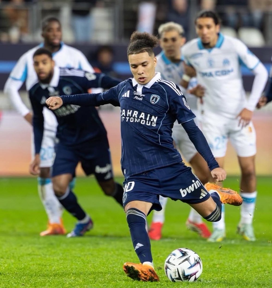 Maxdinfos's tweet photo. Lens continue de prendre des points avec un Udol en feu🔥, le PSG bat le #RCSA en étant peu convaincant. L'#OM bute face au #PFC de Kebbal et l'#OL qui continue sa série exceptionnelle revenant à hauteur des Marseillais. La fin de saison en #Ligue1 s'annonce bouillante🇫🇷. https://t.co/53u1sVhh9g