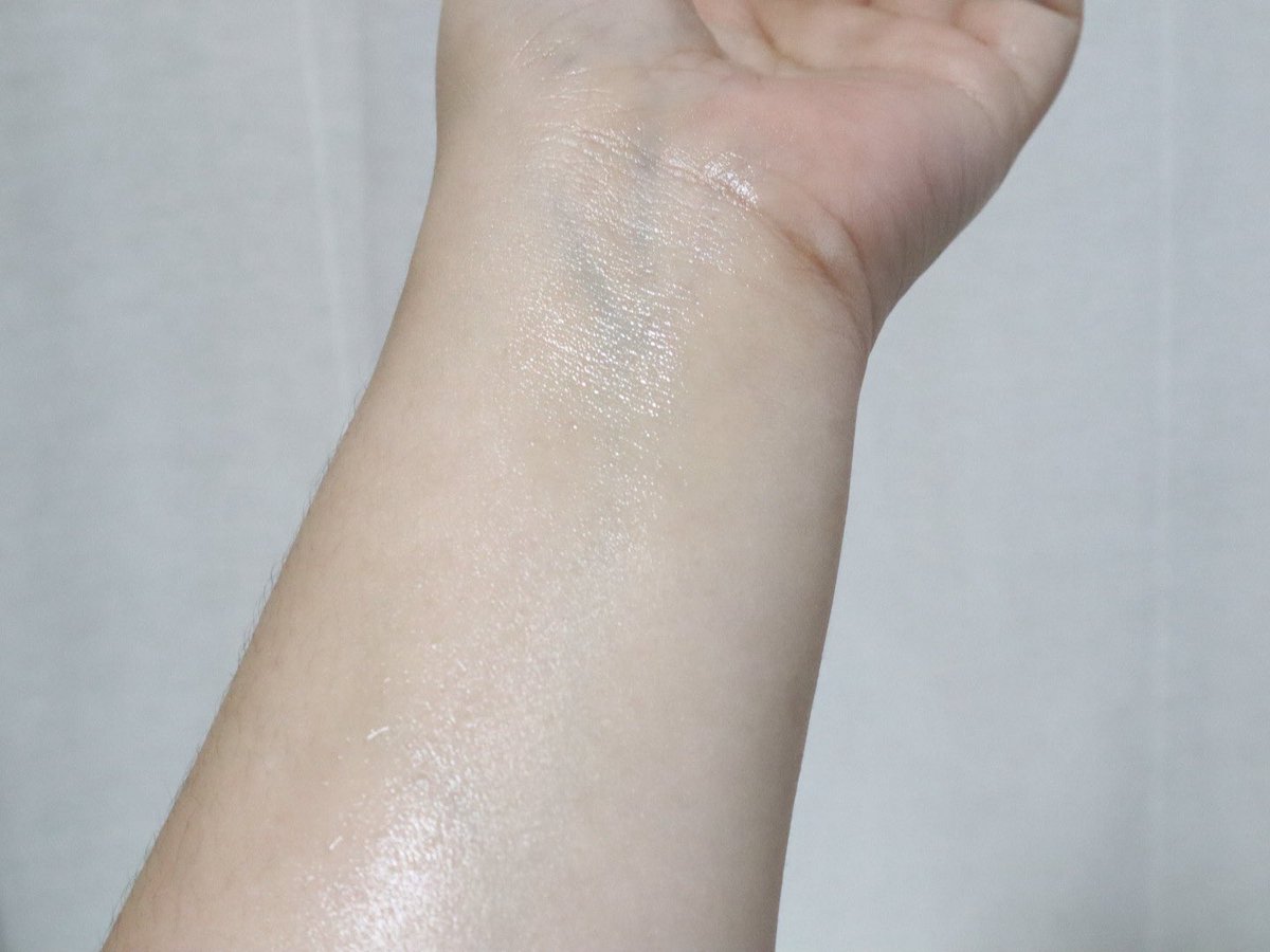 อันนี้มันเลิศนะ นี่พกไปเที่ยวด้วยตลอด เขาเป็นกันแดดแบบสเปร์ยชอง Skintific ☀️☁️ เติมได้ทั้งวัน ไม่เหนียวผิว แล้วไม่กวนเมคอัพด้วย แต่อาจจะต้องรอซึมนิดนึง จะหน้าร้อนแล้วแนะนำเลยย