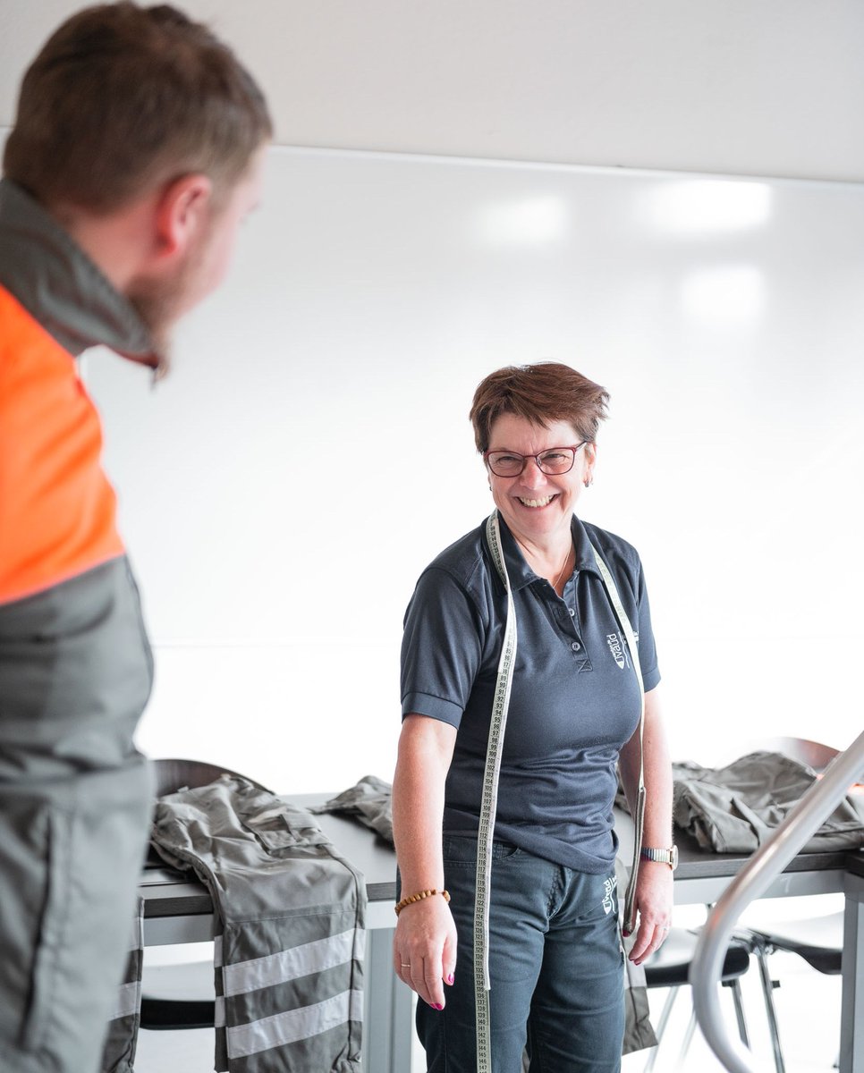 PCiVD's tweet image. Première École de formation de base de l’année! Les nouvelles recrues suivent leur tronc commun avant de rejoindre le terrain dans les différentes fonctions de la Protection civile vaudoise.

Première étape symbolique: la remise de la tenue, marquant le début de leur engagement!