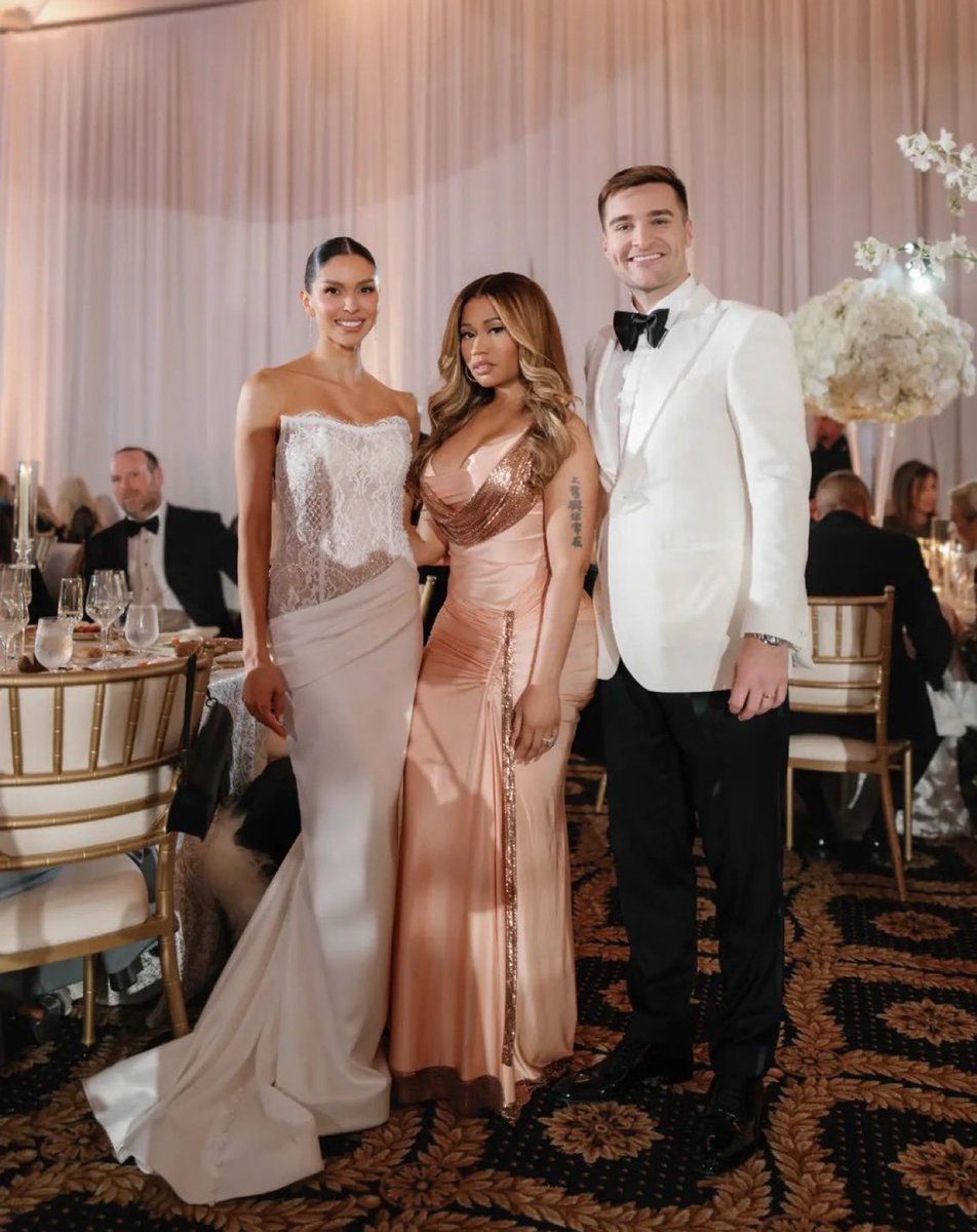 .<a href="/NICKIMINAJ/">Nicki Minaj</a> with the beautiful couple <a href="/alexbruesewitz/">Alex Bruesewitz 🇺🇸</a> and Carolina 🤩

<a href="/alexbruesewitz/">Alex Bruesewitz 🇺🇸</a> can we get a follow back? 😅