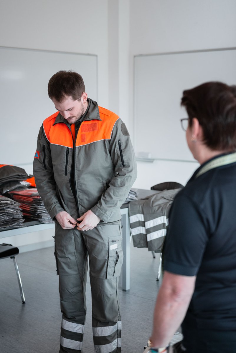 PCiVD's tweet image. Première École de formation de base de l’année! Les nouvelles recrues suivent leur tronc commun avant de rejoindre le terrain dans les différentes fonctions de la Protection civile vaudoise.

Première étape symbolique: la remise de la tenue, marquant le début de leur engagement!