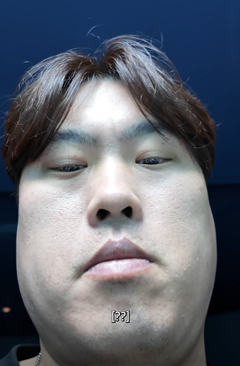 like 맛집가서 사진찍을라고 카메라 켜면 마주치는 나의모습