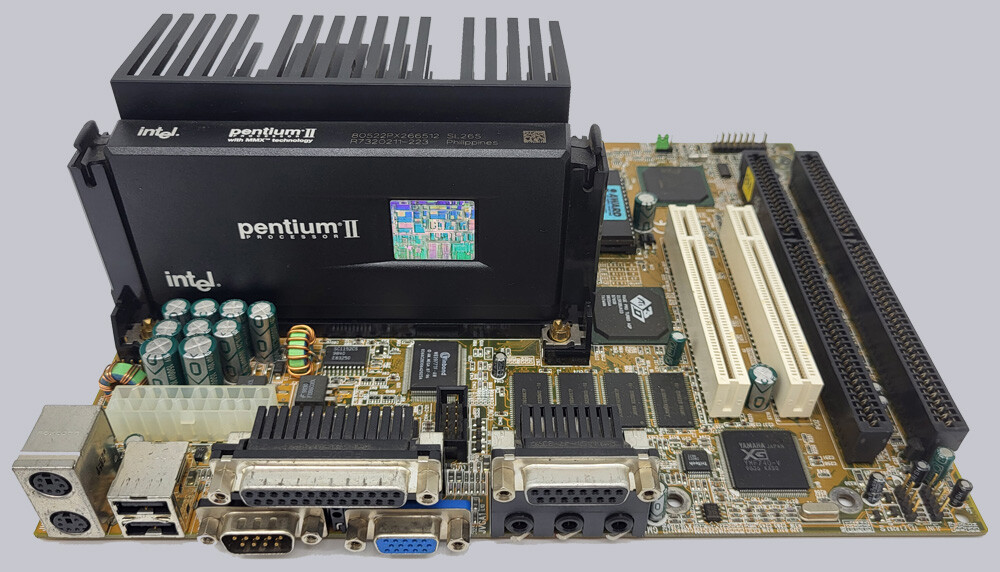 RandomGenXGamer's tweet photo. I'm old enough to remember when you could slot your CPU into a motherboard like a graphics card. As odd as it sounds, I kinda miss this type of modular arrangement. #Pentium2 #Retro https://t.co/98kSxTBQjH