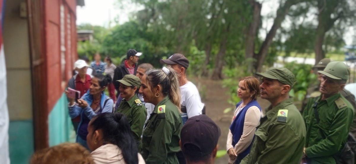 reygp67's tweet photo. Nuestro pueblo se sigue preparándose en la defensa de la patria ante las amenazas del imperio. La zona de defensa de Lora en Jesús  Menéndez desarrollo ejercicio territorial con buenos resultados.        #ChaparraTierradeValientes https://t.co/vHjVSL2Fko