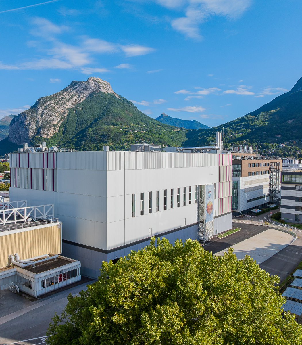 Soitec_Official's tweet photo. 👏 Congratulations to the CEA on the inauguration of #FAMES in Grenoble, a key milestone for the European semiconductor industry.

Soitec is proud to contribute with advanced #FDSOI at the core of this pilot line, accelerating innovation from lab to market 🚀

#Semiconductors https://t.co/IikFtygzSh