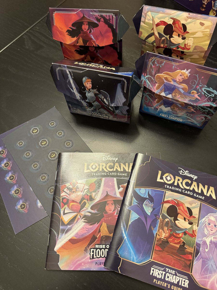 ディズニー・ロルカナの最新商品——2冊のコレクターズ・ガイドとノート